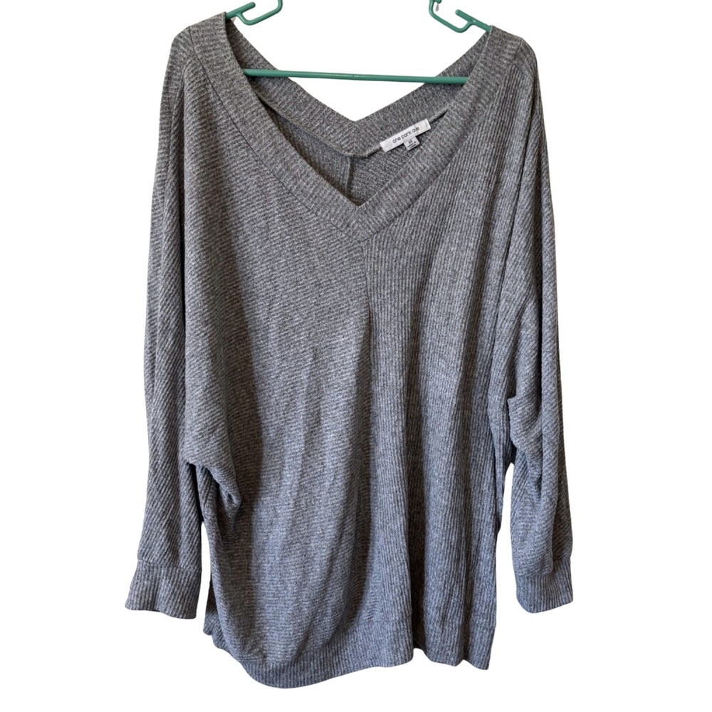 3/$20 One Park Ave Gray V-Neck Long Sleeve Ribbed Knit Top